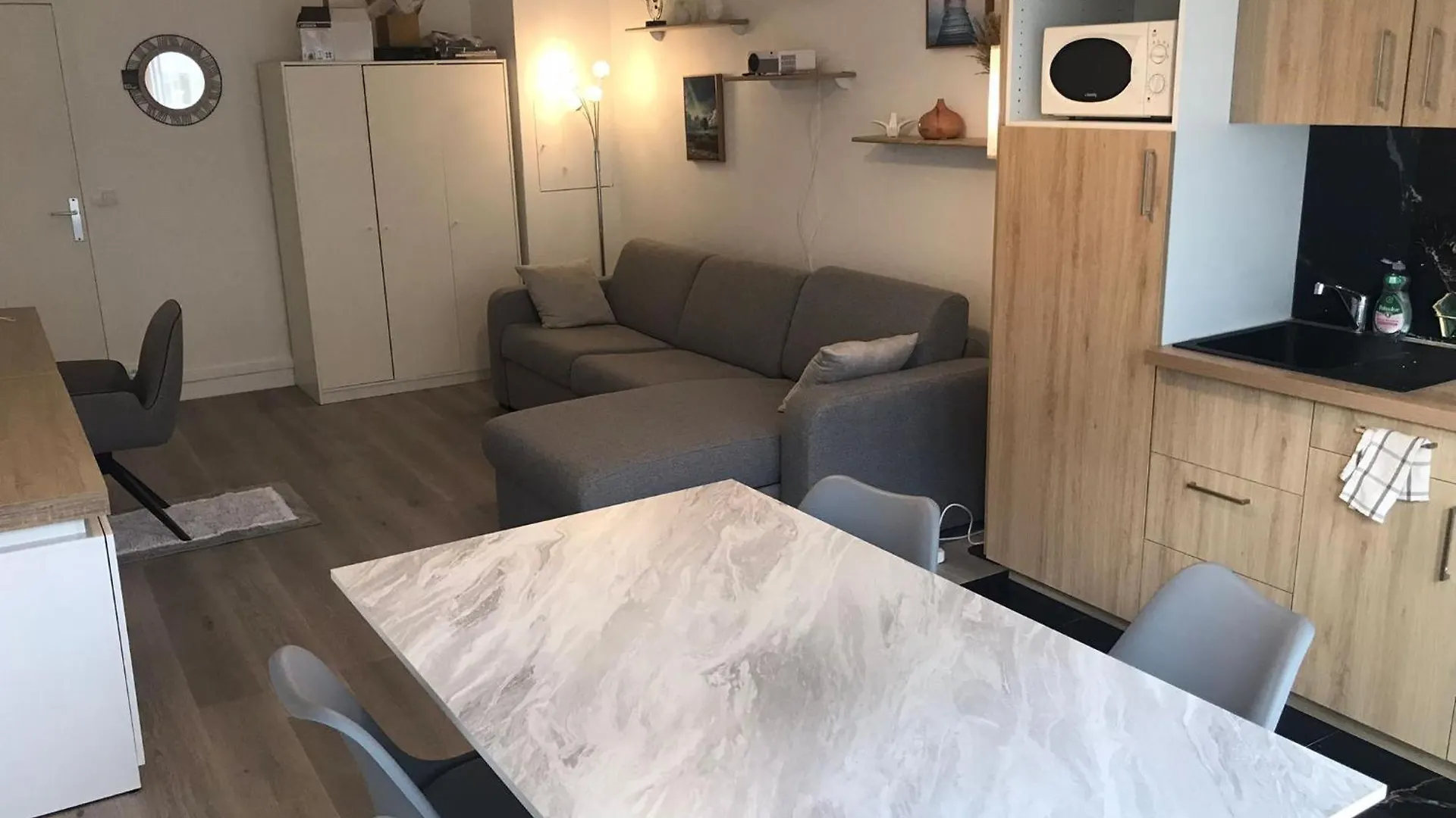 Apartment Studio 31m2 Plein Est Avec Balcon Laumiere *